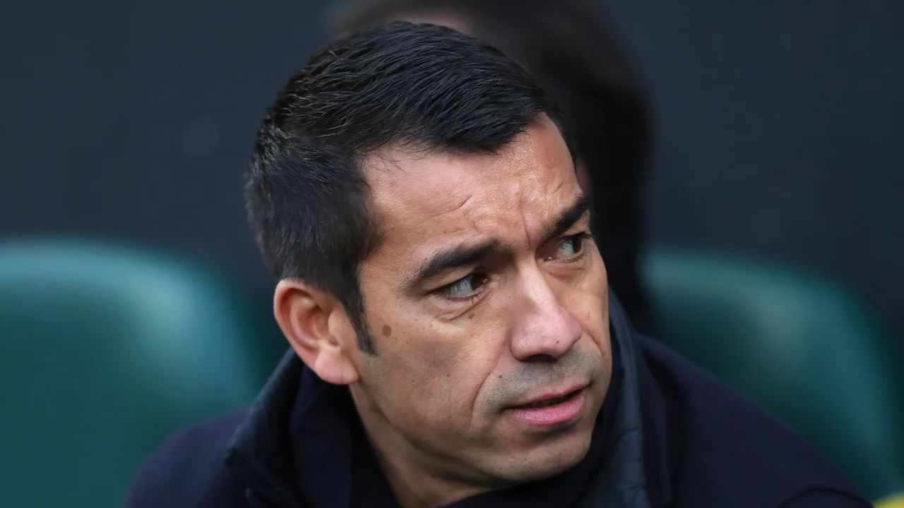 Van Bronckhorst debuteert in China met forse nederlaag