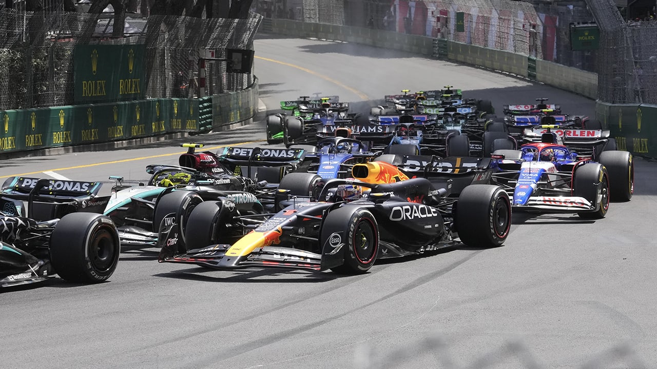 Leclerc wint voor het eerst F1-race in Monaco, Verstappen zesde