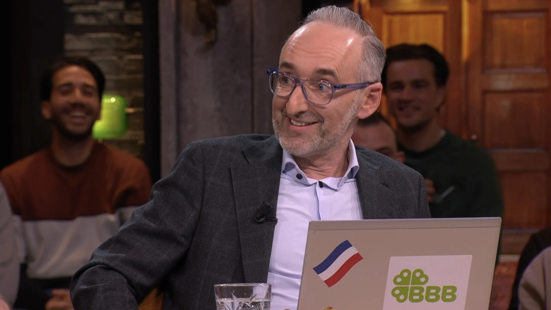 Henk Vermeer, inclusief laptop, aan tafel bij Vandaag Inside: 'Als ik even iets wil opzoeken...'