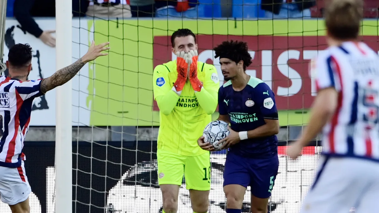 PSV lijdt beschamende nederlaag in Tilburg dankzij flater Drommel