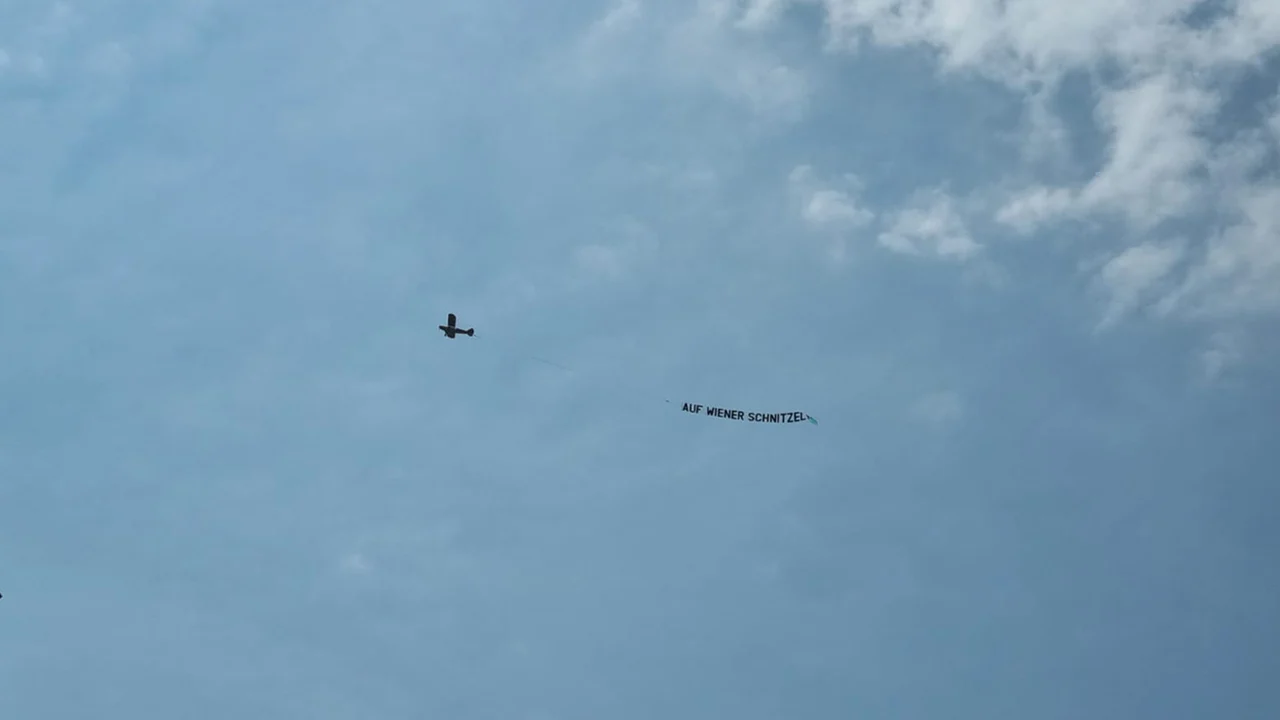 Opnieuw vliegtuigje met boodschap bij training Oranje