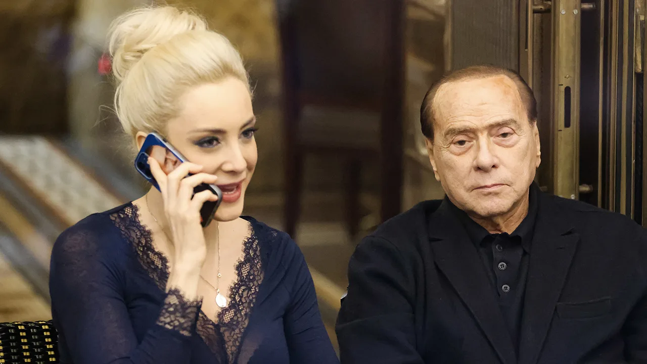 Berlusconi (85) geeft symbolisch jawoord aan 53 jaar jongere vriendin