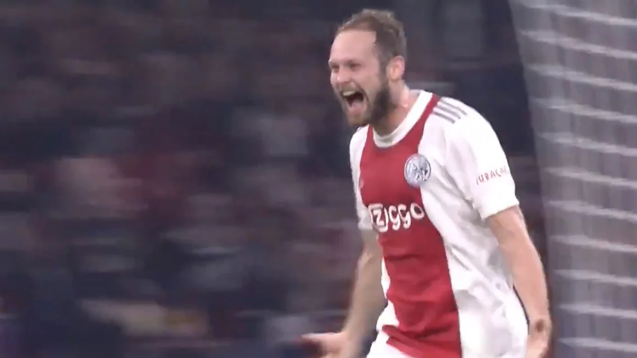 VIDEOGOAL: Ajax op 2-0 voorsprong door afstandsschot Blind