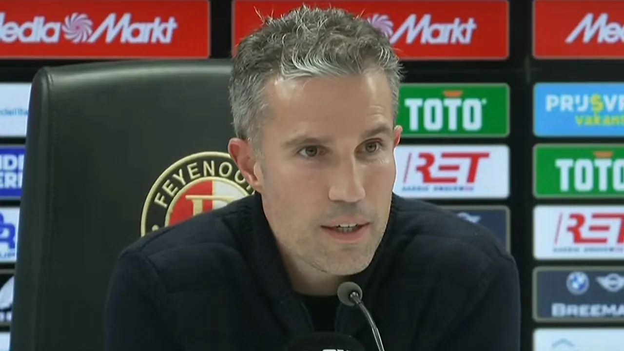 Kersverse Feyenoord-trainer Van Persie vindt niet dat hij Heerenveen in de steek gelaten heeft 