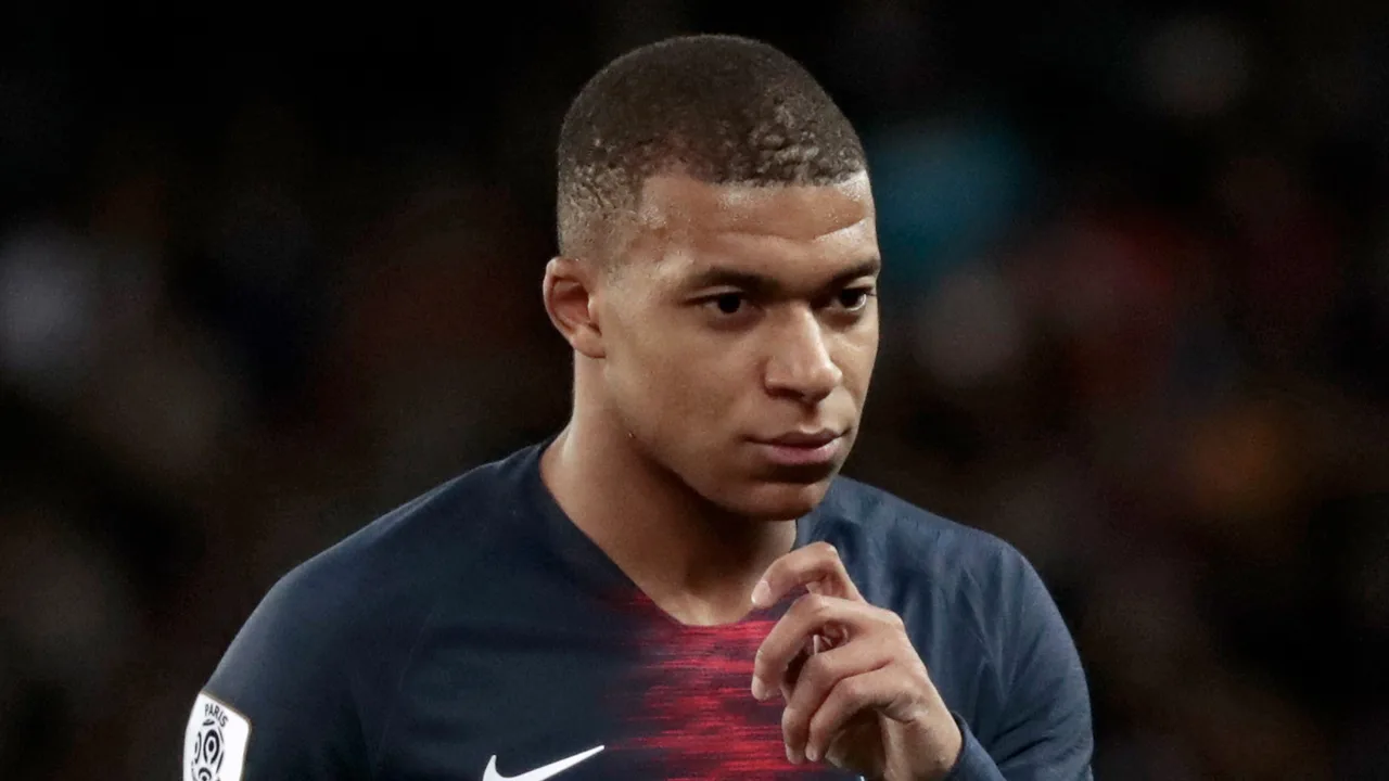 PSG-ster Mbappé drie duels geschorst