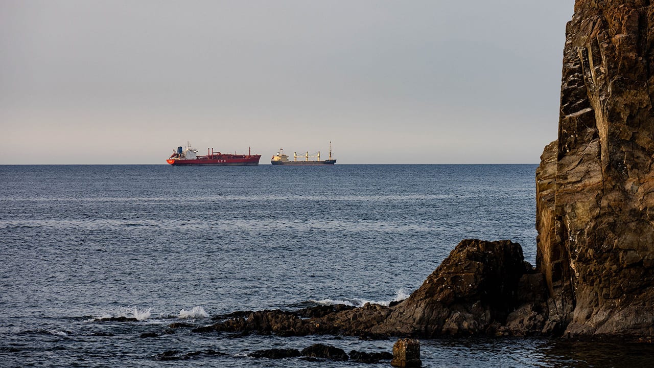 Iran opent Straat van Hormuz; olieprijs daalt direct