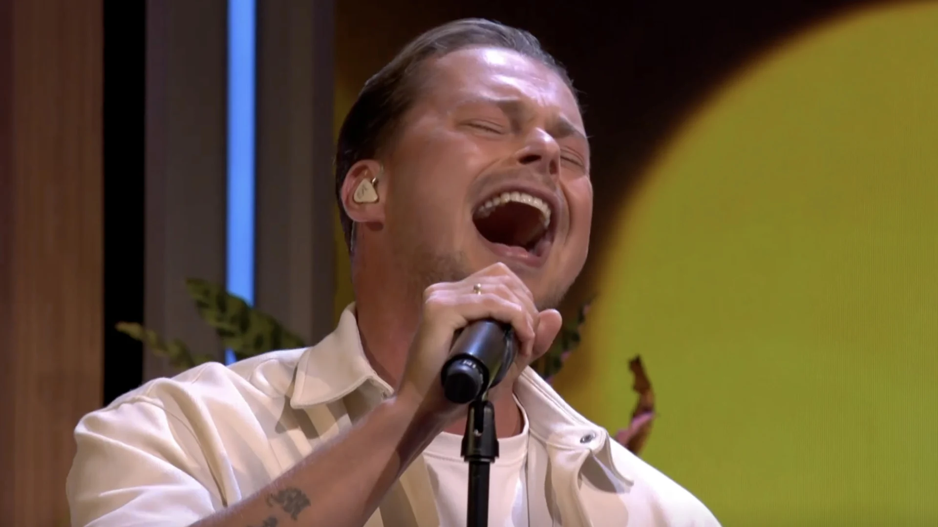 Robert van Hemert opent De Oranjezondag met nieuwe single 'Geld Maakt Niet Gelukkig!'