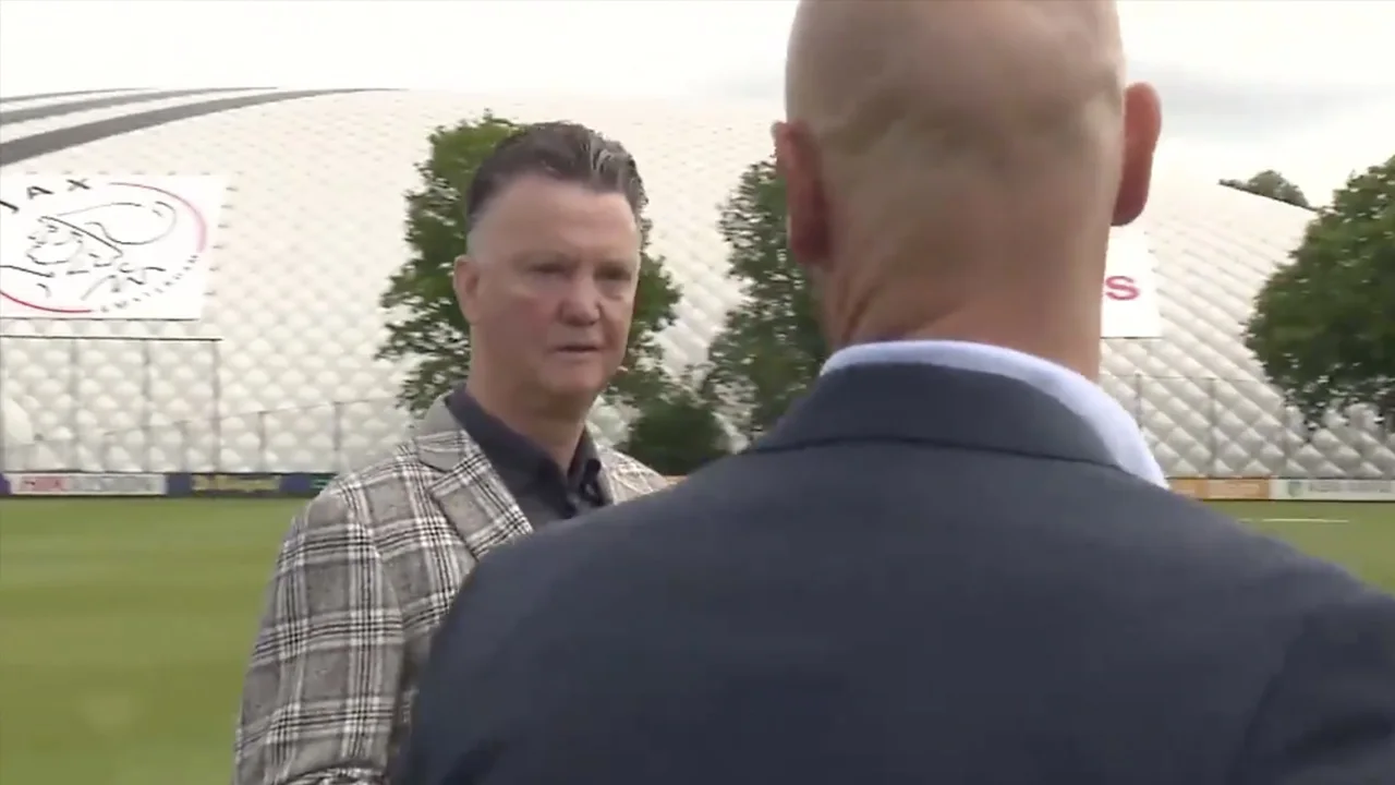 Van Gaal pakt Ajax-selectie aan: 'In mijn tijd had je Nederlands moeten leren'