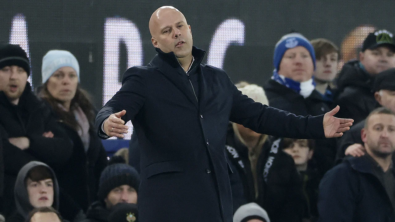 Arne Slot hoort schorsing voor rode kaart na aanvaring met scheidsrechter Michael Oliver