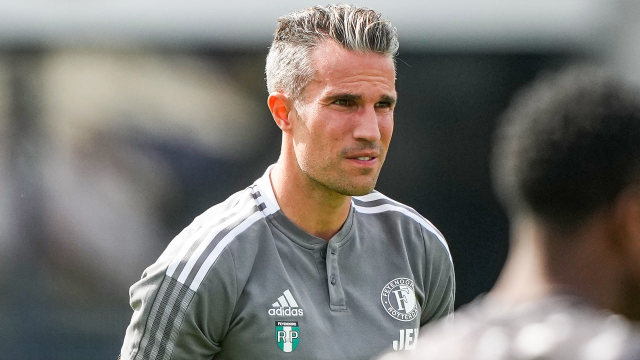Van Persie toegelaten tot UEFA Pro-opleiding