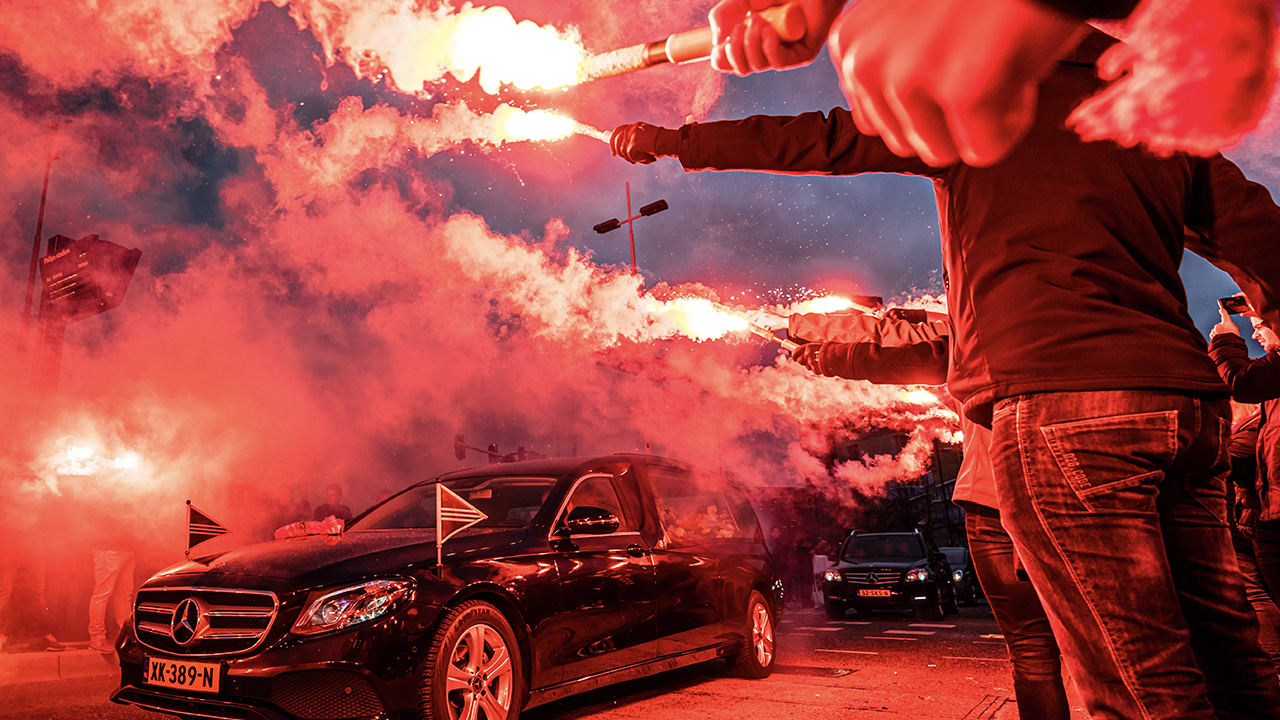 KIPPENVEL: Laatste eerbetoon PSV-fans aan overleden Van Raaij