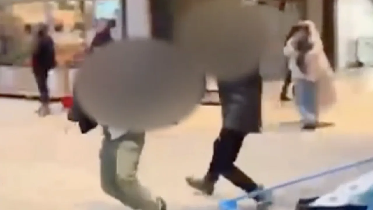 Bizarre beelden uit Nijmegen: man valt iemand met bijl aan in supermarkt