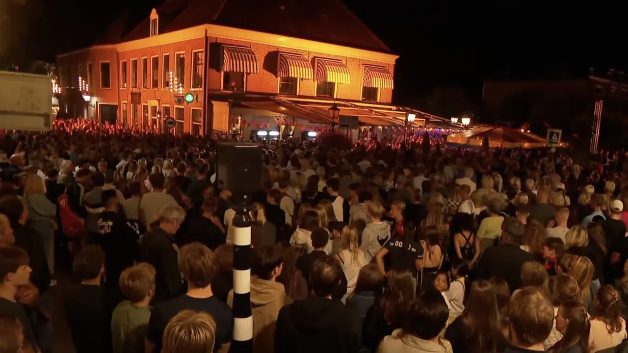 Indrukwekkende minuut stilte voor omgekomen Lisa bij feestweek in Abcoude