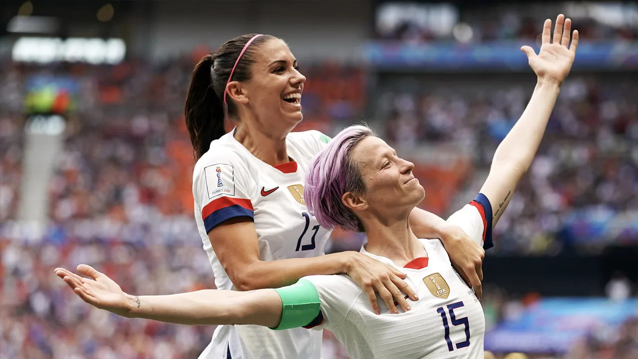 Amerikaanse voetbalbond gaat vrouwen evenveel betalen als mannen