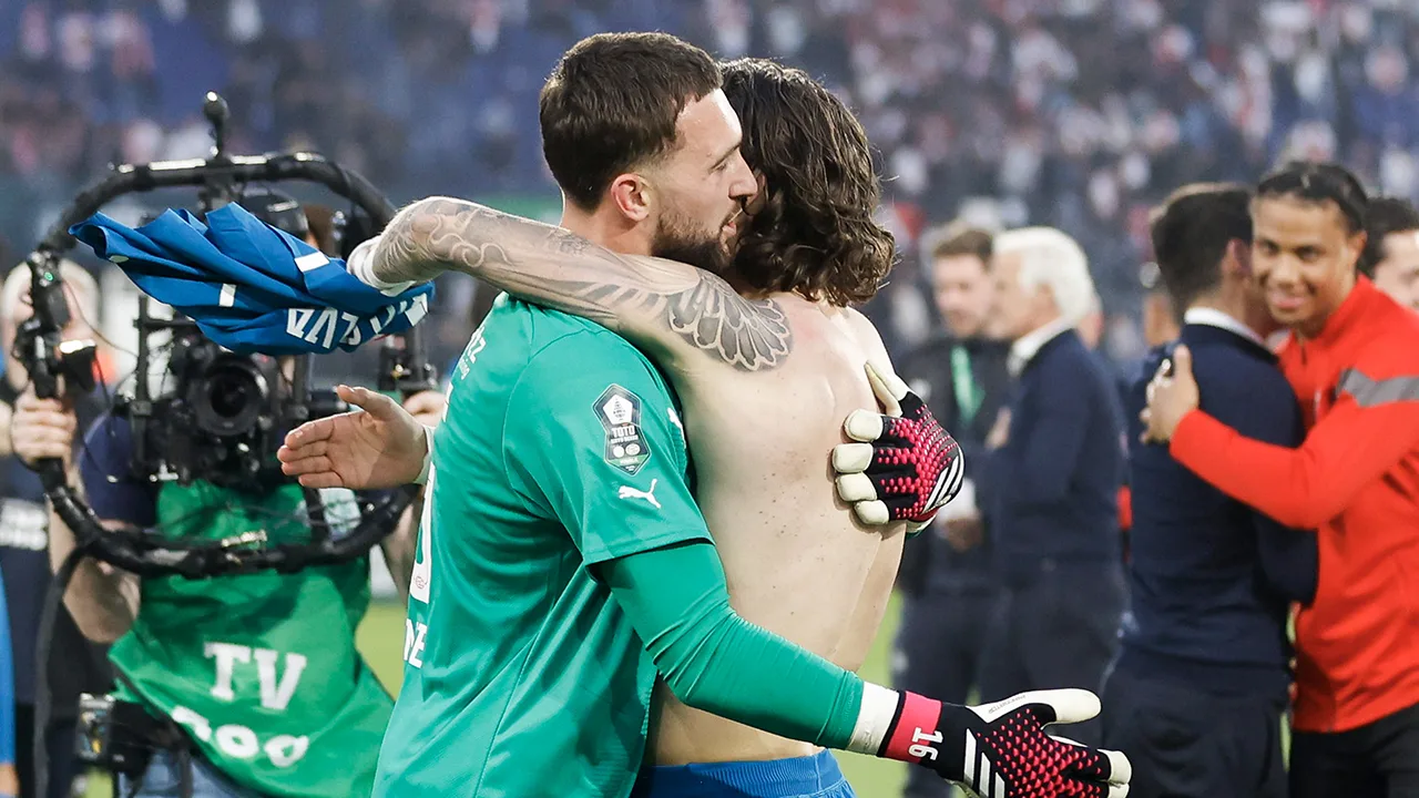 PSV verslaat Ajax na strafschoppen en wint KNVB-beker voor tweede jaar op rij