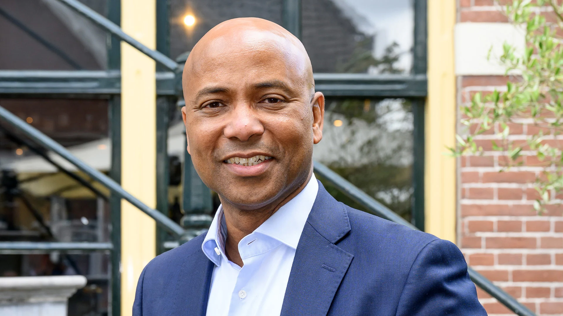 Zien: Humberto Tan samen met 24 jaar jongere vriendin op voorpagina van Story