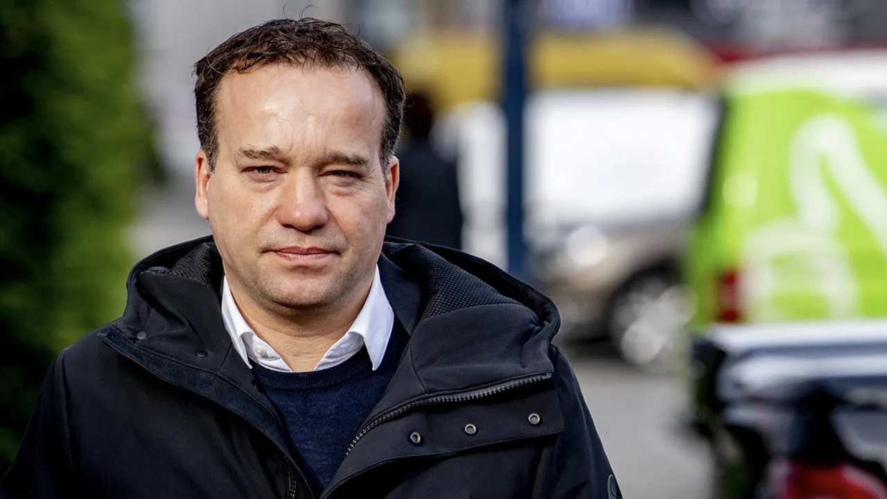 Mick van Wely hervat werk na beschuldigingen van seksueel ongewenst gedrag