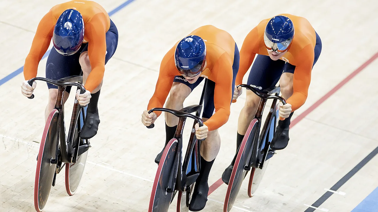 Nederlandse baanwielrenners pakken goud in opnieuw een wereldrecord