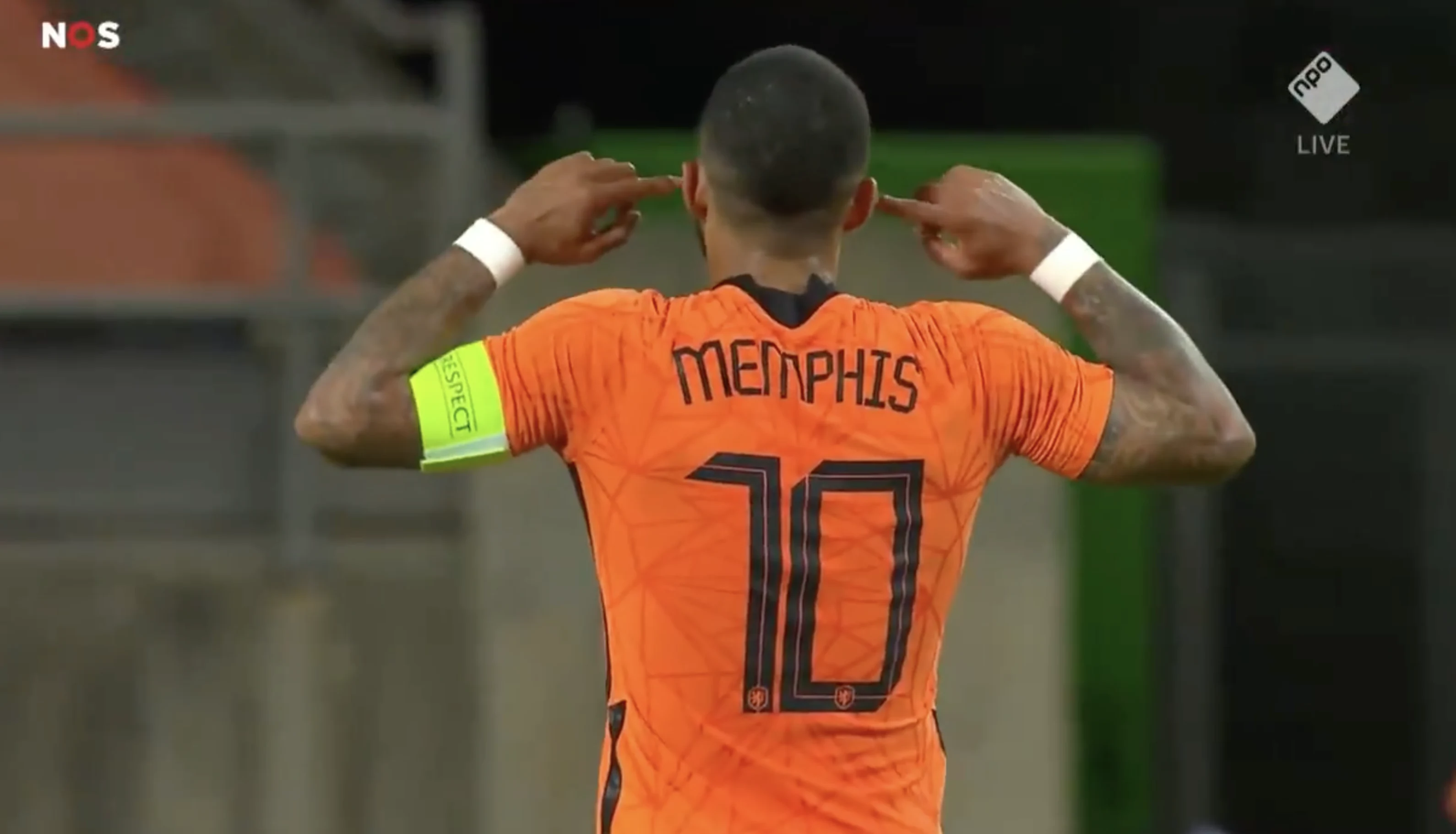 VIDEOGOAL: Memphis zet Oranje met vrije trap op gelijke hoogte