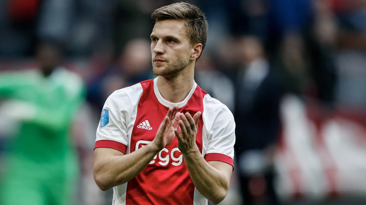Veltman in de zomer om de tafel met Ajax