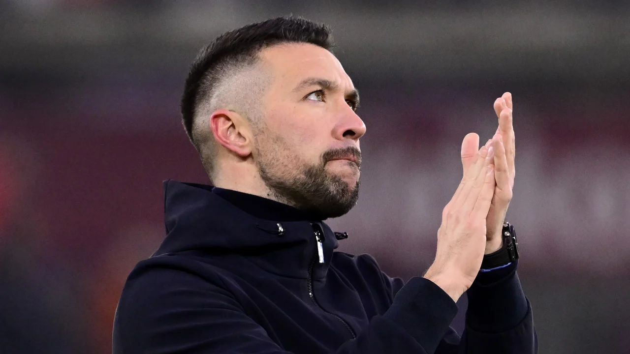 Farioli zorgt voor verbazing: 'Bij Ajax blijven, terwijl zijn tweede kindje geboren gaat worden...'