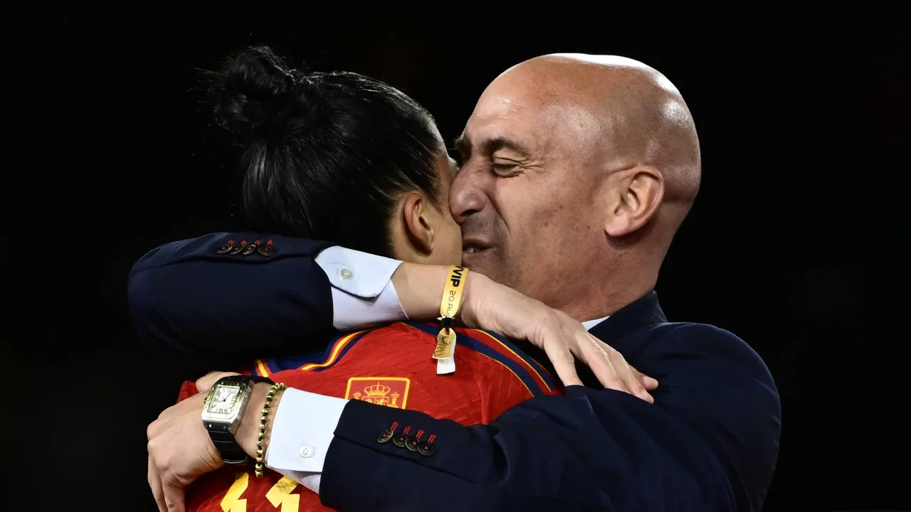 Geen celstraf, maar boete voor Rubiales na kussen voetbalster Hermoso