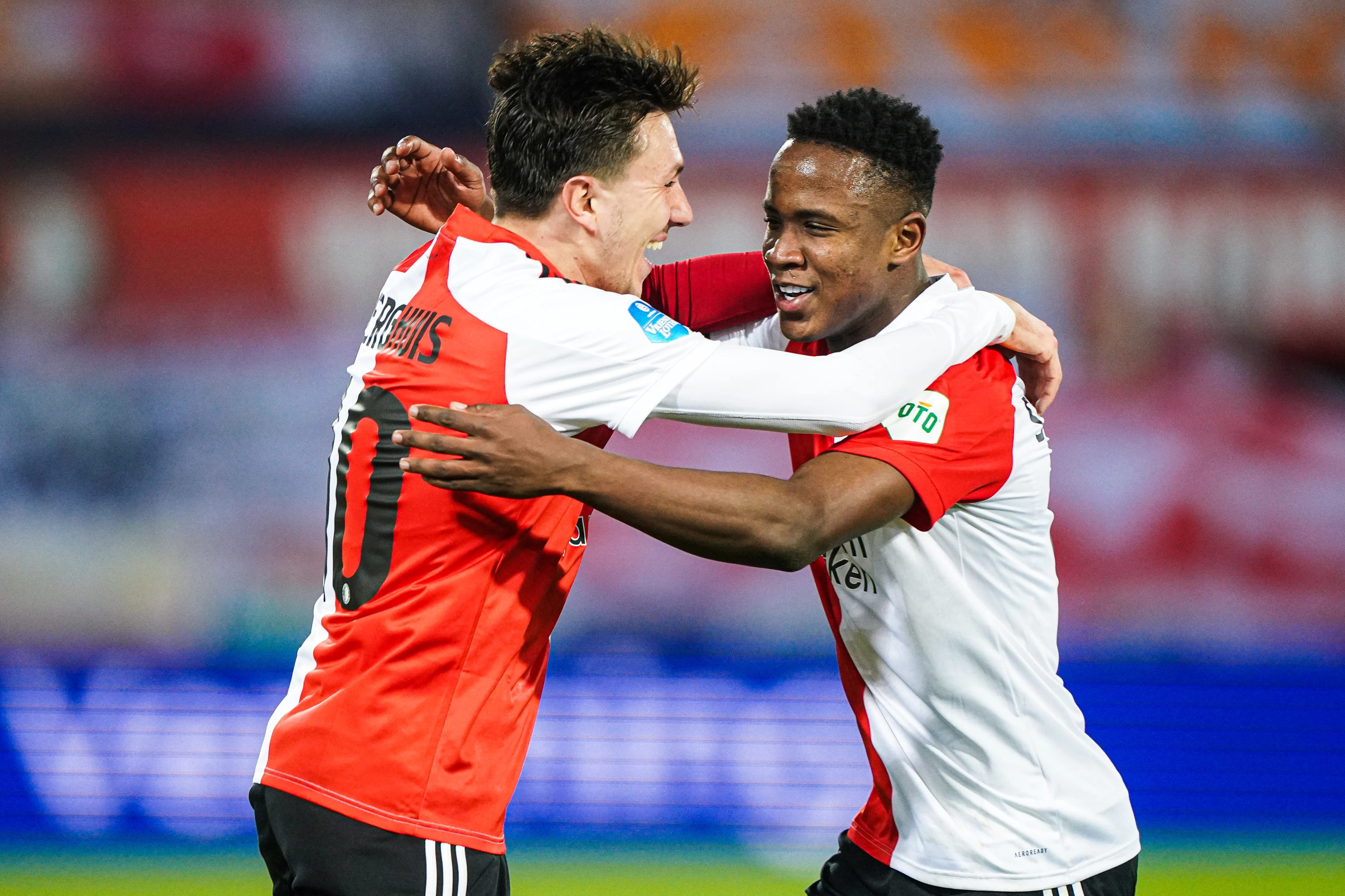 Feyenoord verslaat PEC Zwolle (1-0) en staat tweede in Eredivisie