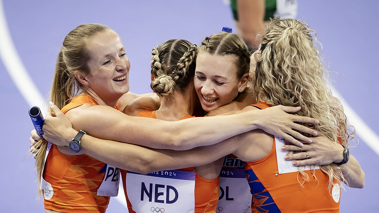 Estafettevrouwen 4x400 meter veroveren olympisch zilver na fraaie eindsprint Femke Bol