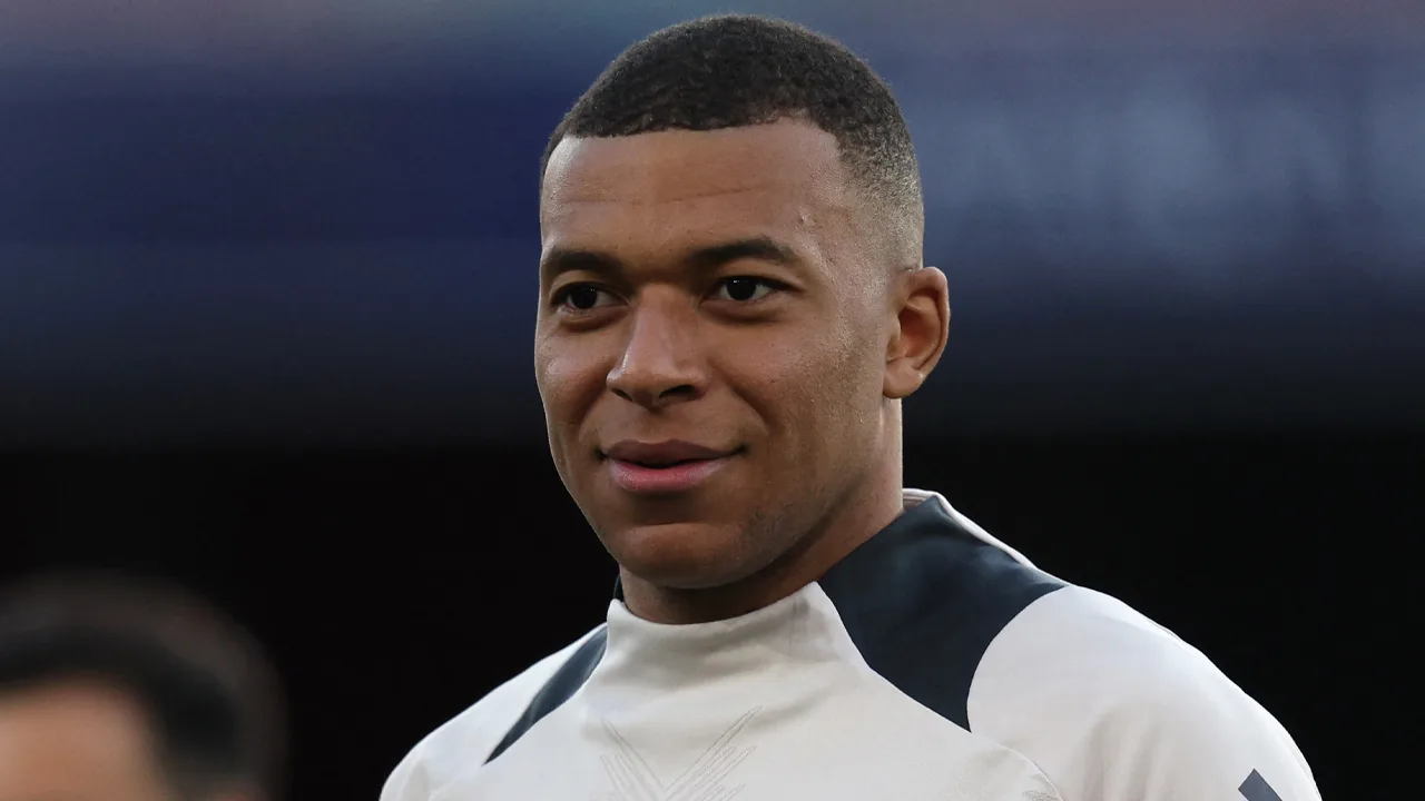 Mbappé krijgt één duel schorsing na rode kaart en is inzetbaar tegen FC Barcelona