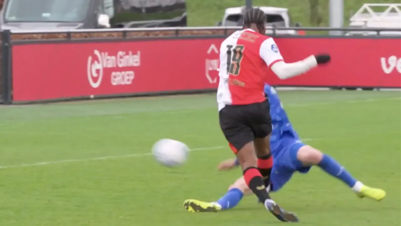 Videogoal: Sterling maakt eerste doelpunt voor Feyenoord in verloren oefenduel met FC Twente