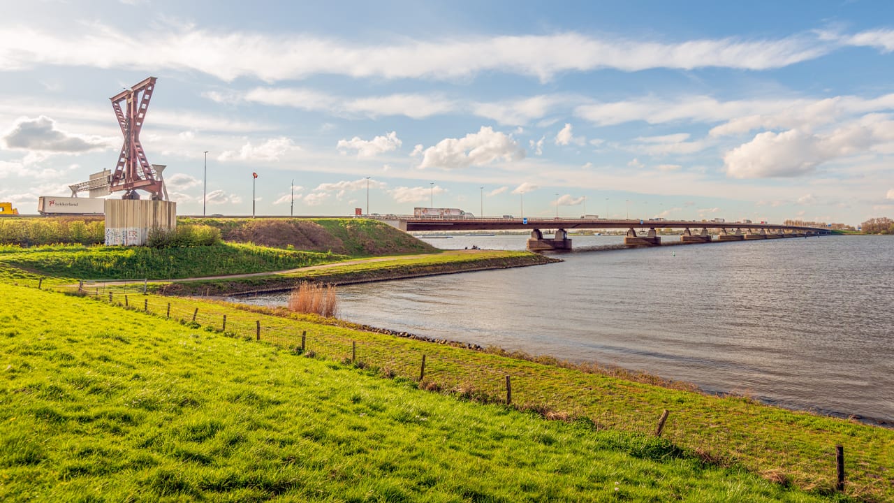 Trucker parkeert op vluchtstrook A16 en zoekt verkoeling door in Hollands Diep te springen