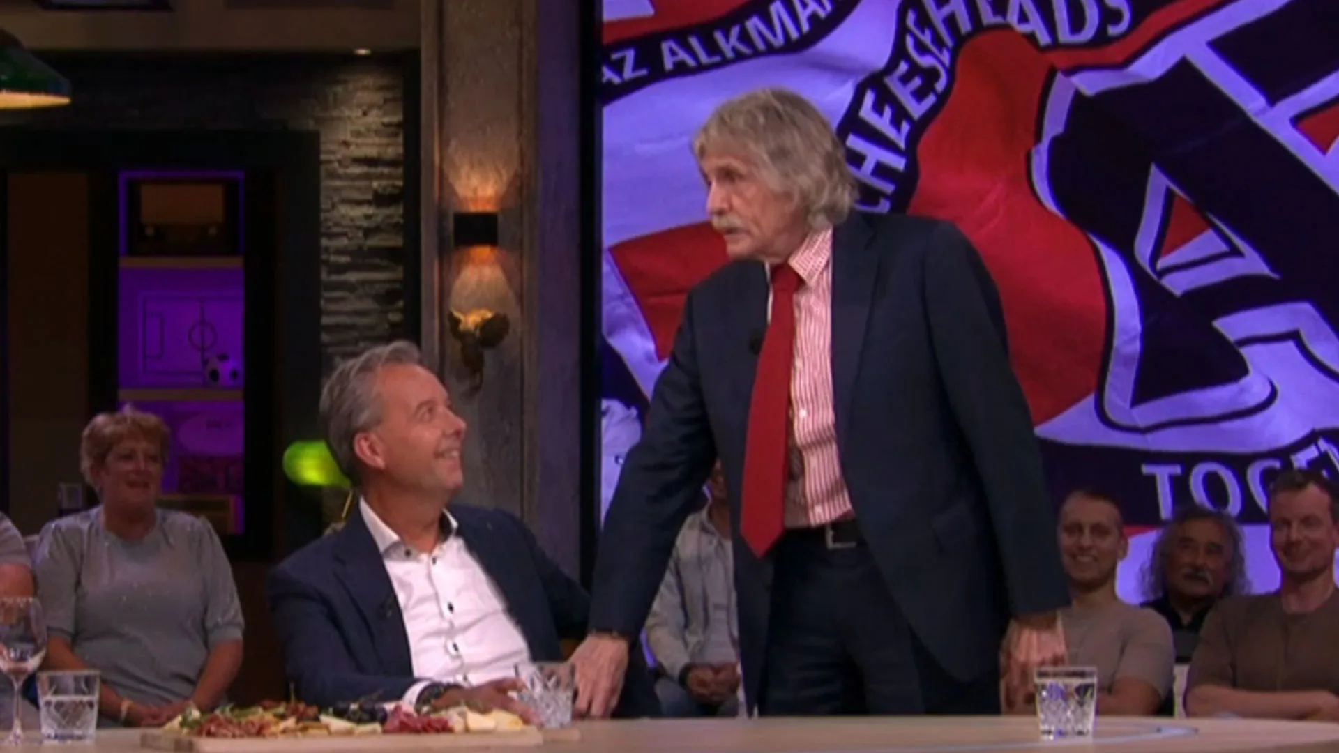Johan Derksen vertelt anekdote over oud-tegenstander: 'Dan greep hij je zo bij je kloten!'