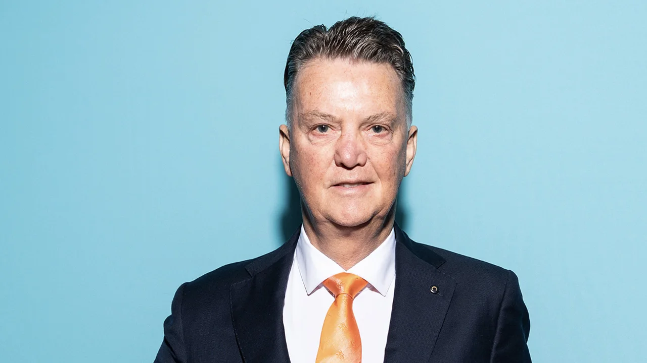 'In belang van Ajax en Nederlandse voetbal moet Van Gaal nog één jaar trainer van Ajax worden'