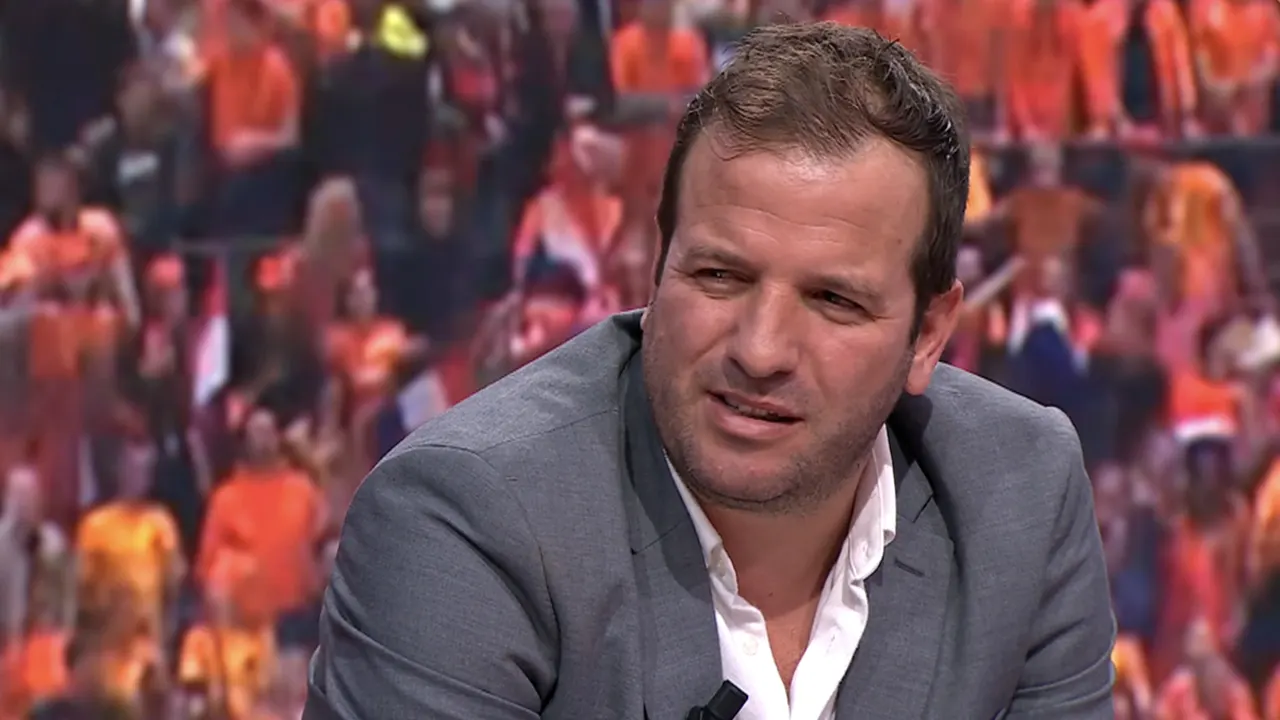 Van der Vaart spreekt verbazing uit over aanwezigheid van tafelgast: ‘Willen jullie spanning?’