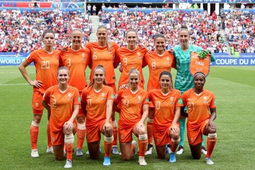 Voetbalsters naar plek drie op wereldranglijst