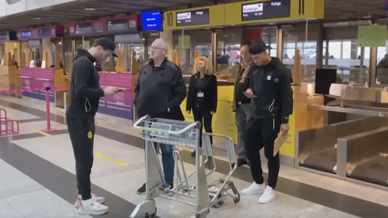 Video: Bellingham (19) vergeet paspoort en wordt op vliegveld gered door zijn moeder