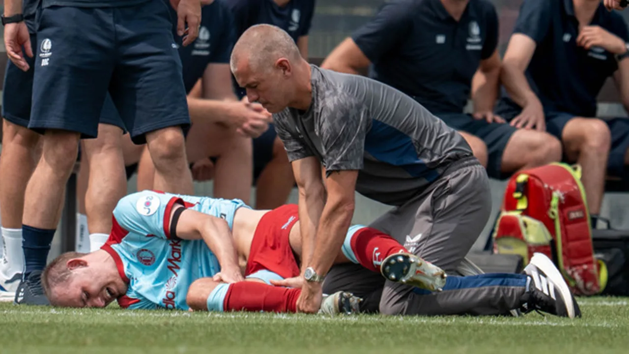 Oefenduel Feyenoord ruim tien minuten stilgelegd wegens zware blessure Thomas Beelen