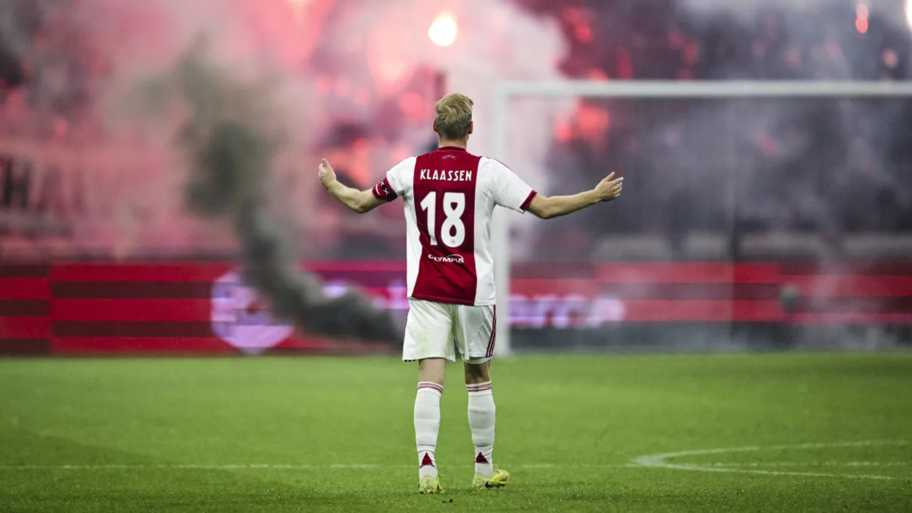 KNVB meldt welke straf Ajax-hooligans die vuurwerk afstaken kunnen verwachten