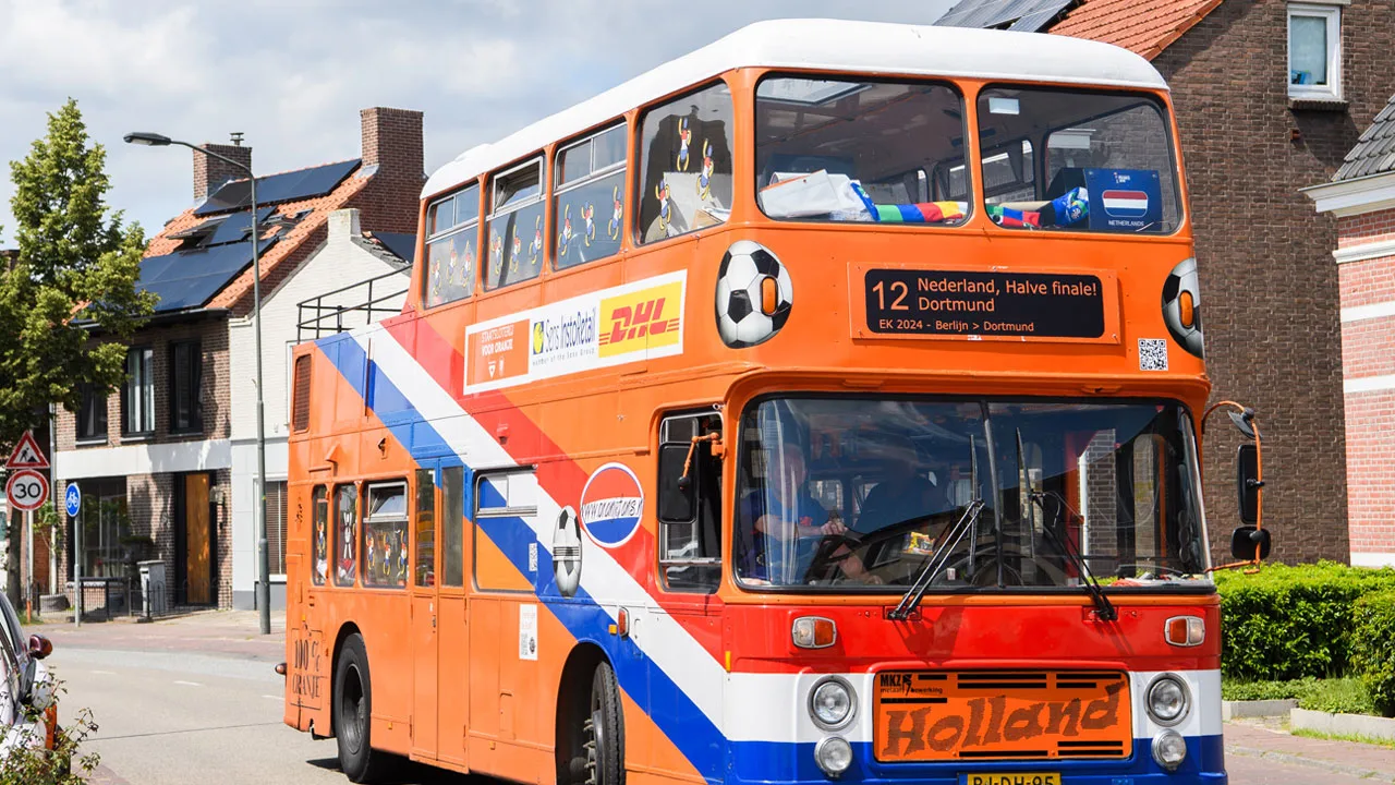 Iconische Oranjebus is onderweg naar de Verenigde Staten voor het WK voetbal