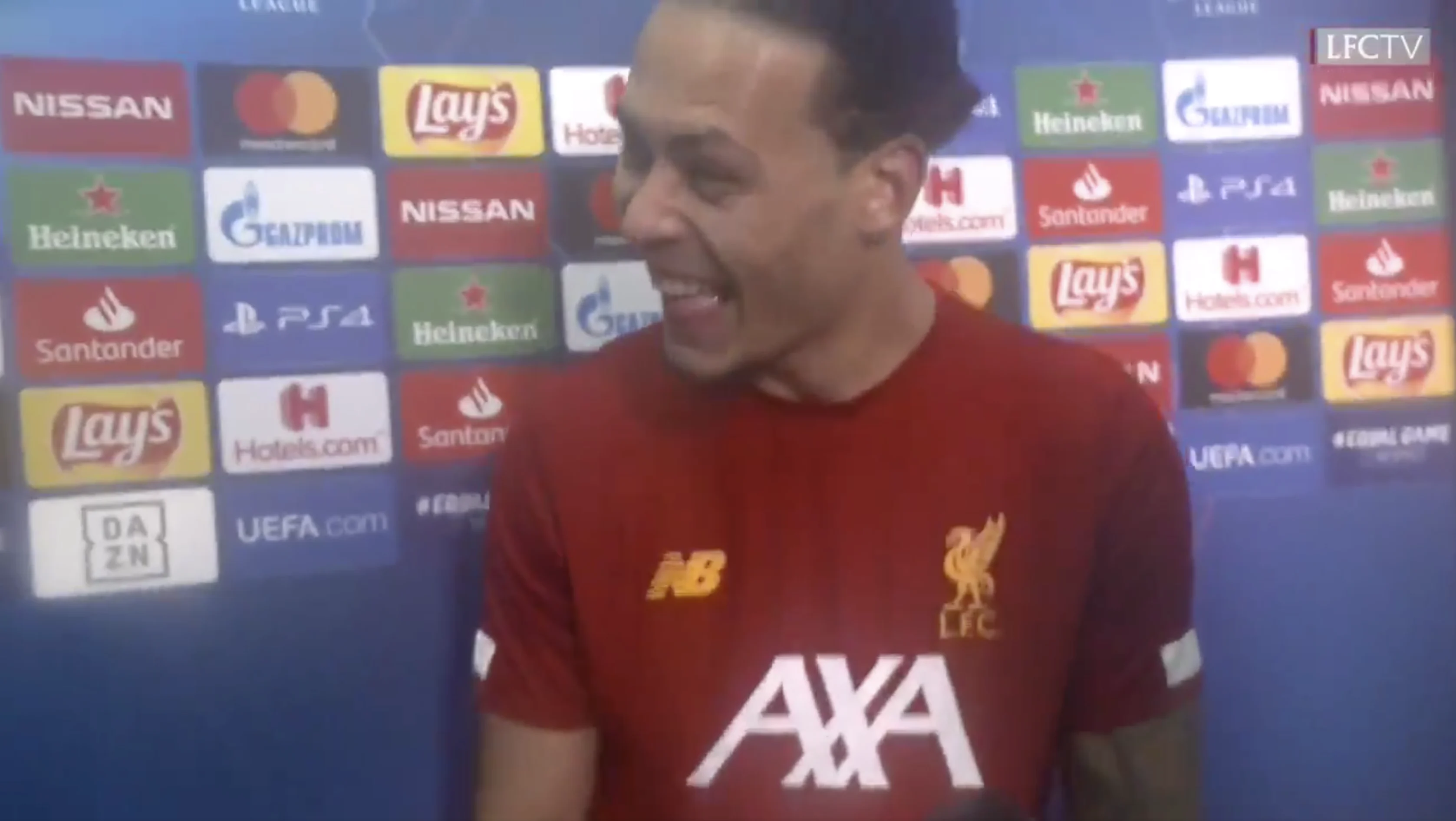 LOL! Van Dijk verpest interview Alisson door met licht te knoeien