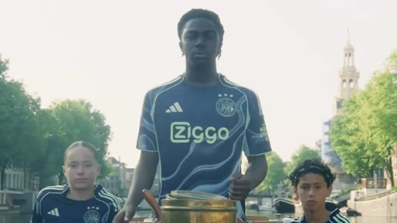 Video: Ajax presenteert nieuw uitshirt: verwijzing naar 750-jarig bestaan van Amsterdam