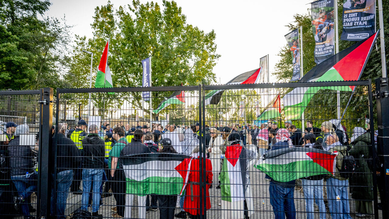 Pro-Palestijnse betogers blokkeren ingang stadion EK honkbal