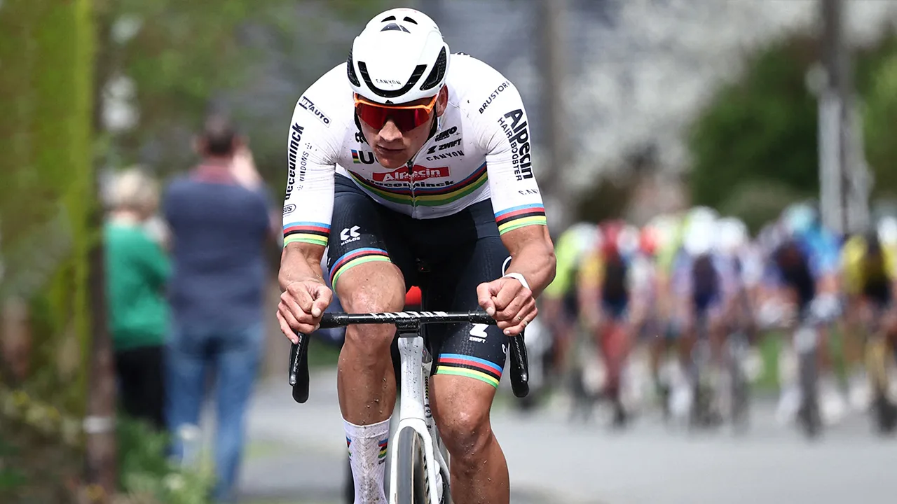 Van der Poel wint voor het tweede jaar op rij wielerklassieker Parijs-Roubaix