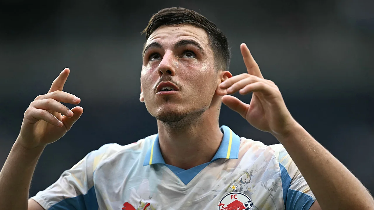 Ajax-doelwit Gloukh wordt vergeleken met Sneijder en Van der Vaart: 'Ajax gaat flink cashen'