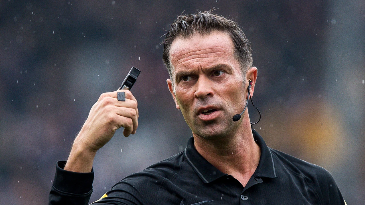 Scheidsrechter Bas Nijhuis reageert gevat op fluitende demonstranten: 'We zoeken nog collega's!'