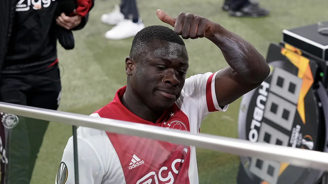 'Brobbey neemt afscheid van medespelers in Leipzig en tekent bij Ajax'