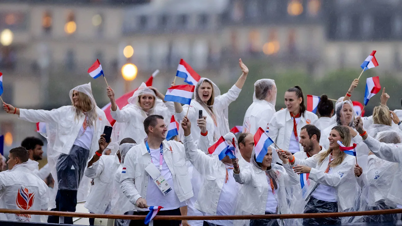 Video: TeamNL gaat van links naar rechts tijdens openingsceremonie van Olympische Spelen