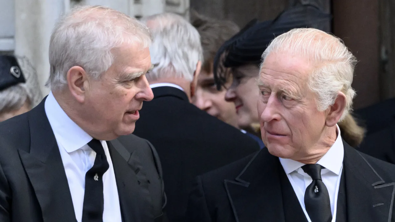 Koning Charles reageert op arrestatie van zijn jongere broer, de voormalige prins Andrew