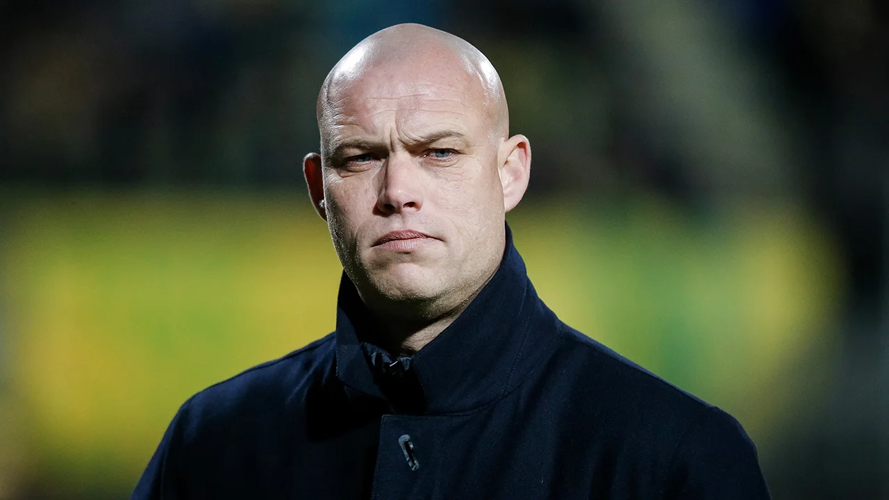 Kevin Hofland draagt kist bij uitvaart Fernando Ricksen