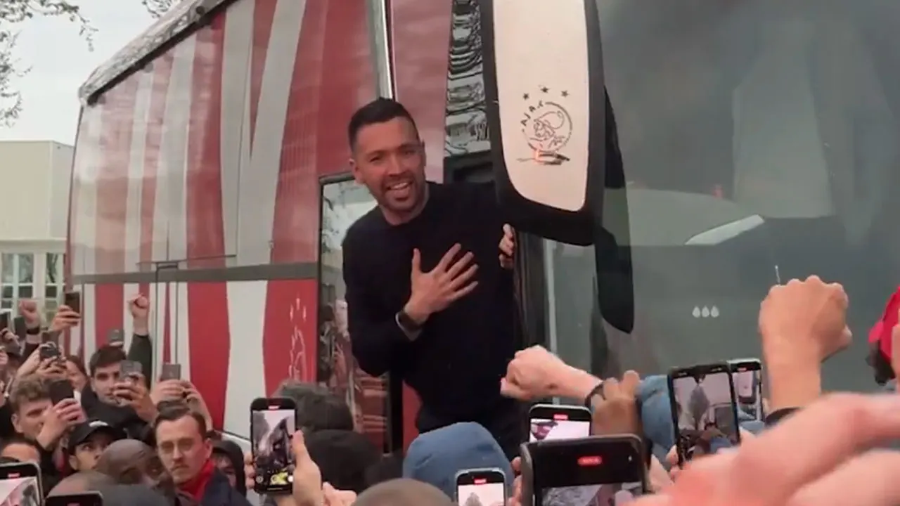 Video: Farioli spreekt uitzinnige Ajax-supporters toe bij onthaal in Amsterdam